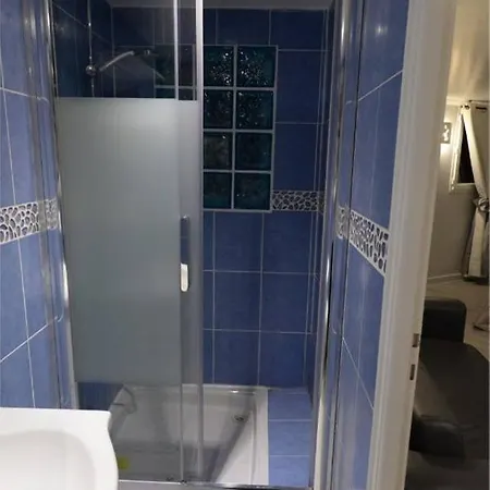 Beau Meuble 2min Du Moulin Rouge פריז