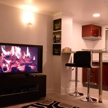 Beau Meuble 2min Du Moulin Rouge פריז