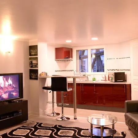 Beau Meuble 2min Du Moulin Rouge דירה